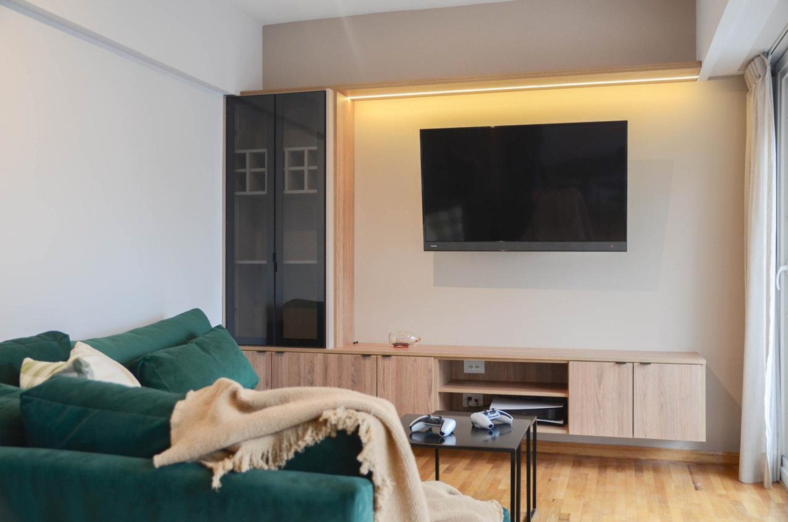 Living moderno escandinavo con sofá verde y muebles de madera — proyecto Cordoba, por Eniraestudio, en Buenos Aires